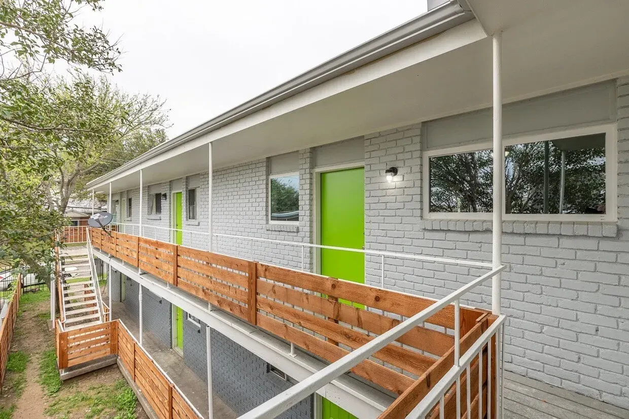 Dallas Flats, Dallas, TX, 105-unit apartment building sold by Highlight Multifamily Group